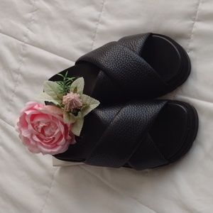 Vionic Women's size 6.5 Vesta flatform- lug sandals